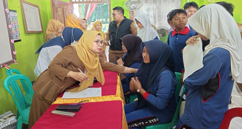 Sekdakab Way Kanan Tinjau Cek Kesehatan Gratis untuk Siswa